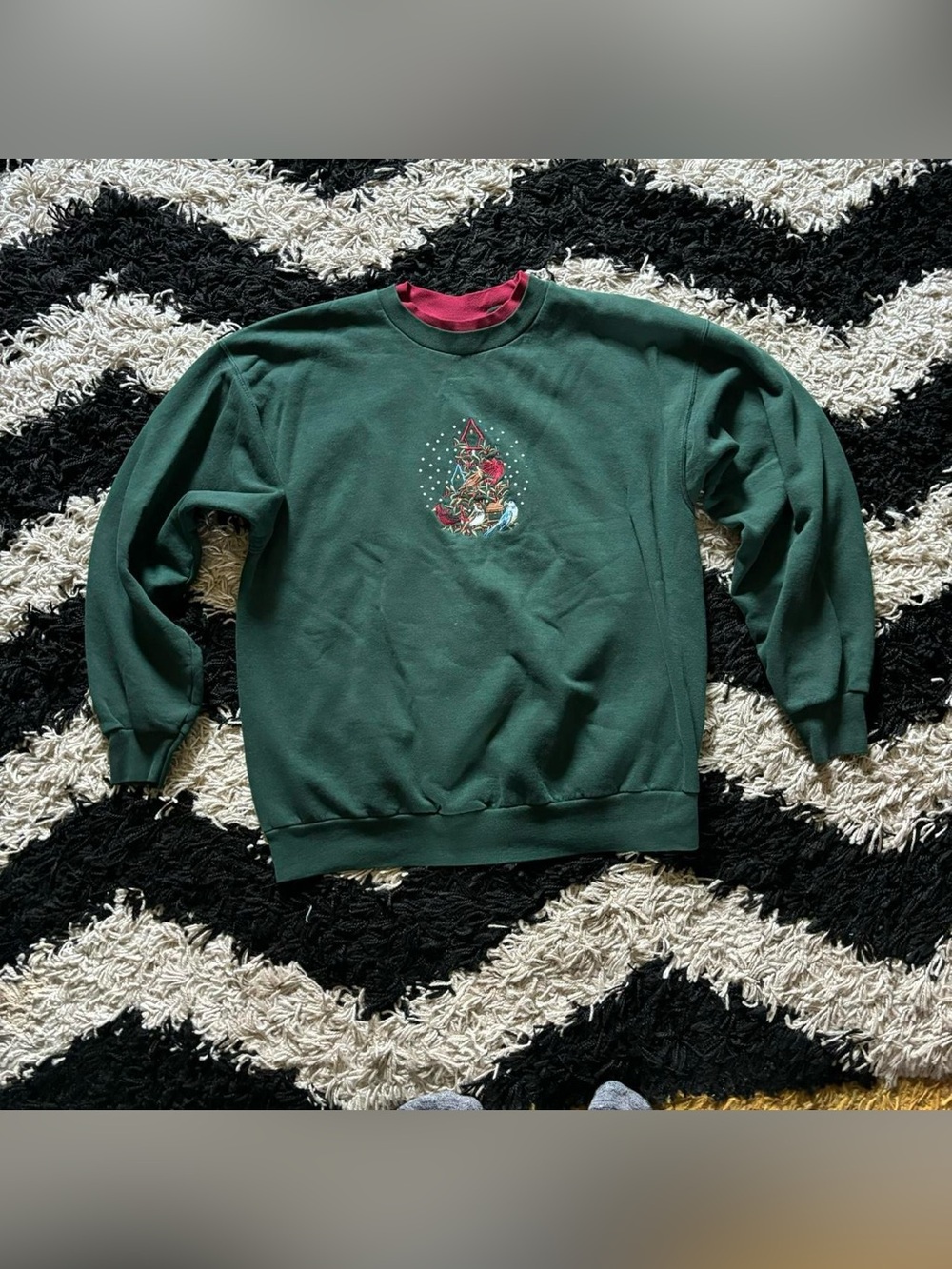 M&C Sportswear 90’s Green w/ Red Collar Embroidered Birdhouse Bird Sweater Large